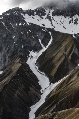 Etrafı bulutlarla çevrili güzel karlı dağlarla kaplı. Cep telefonu için ekran koruyucusu