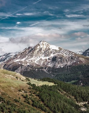 Sonbahar Alpleri. Karla kaplı dağ. Dikey fotoğraf