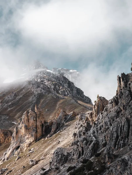 Belles montagnes rocheuses enneigées entourées de nuages. Économiseur d'écran de téléphone portable — Photo