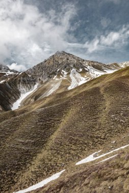 Etrafı bulutlarla çevrili güzel karlı dağlarla kaplı. Cep telefonu için ekran koruyucusu