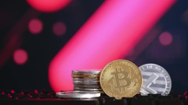 Cryptocurrency jatuh konsep. Bitcoin dan Litecoin pada latar belakang hitam dengan garis merah muda jatuh. — Stok Video