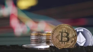 Bitcoin ve ethereum arka plan bulanık büyüme grafiği ve kripto para biriminde azalma. Sanal para