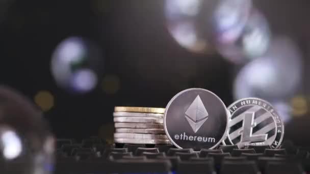 Cryptocurrency Ethereum dan Litecoin pada latar belakang hitam dengan gelembung sabun terbang. Uang virtual — Stok Video