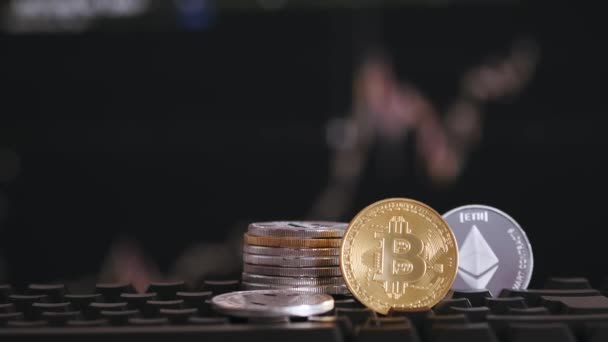 Bitcoin e etéreo em plano de fundo gráfico desfocado de crescimento e declínio criptomoeda. Dinheiro virtual — Vídeo de Stock