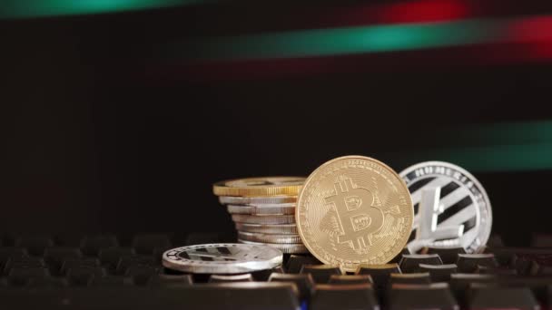 Criptomoeda Bitcoin e Litecoin em fundo preto com linhas vermelhas e verdes. Dinheiro virtual — Vídeo de Stock