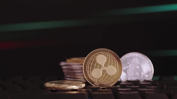 Kryptowährung Ripple und Bitcoin auf schwarzem Hintergrund mit dynamischen roten und grünen Linien — Stockvideo