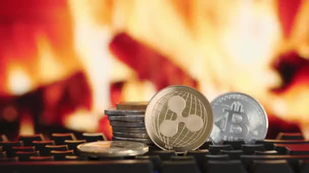 Criptomoneda Onda y Bitcoin en un fondo borroso de fuego. Dinero virtual. — Vídeos de Stock