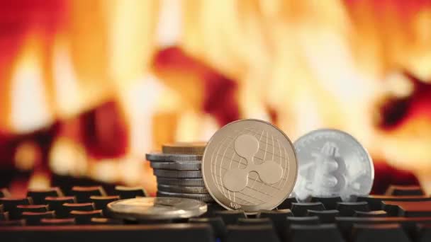 Criptomoneda Onda y Bitcoin en un fondo borroso de fuego. Dinero virtual. — Vídeos de Stock