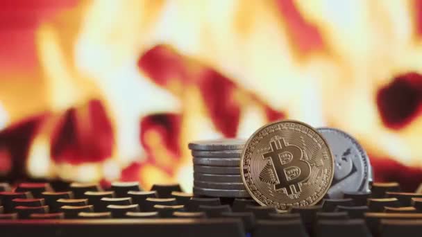 燃える火の背景にある暗号通貨ビットコインとライトコイン。バーチャルマネー — ストック動画