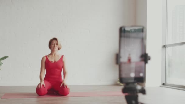 Nő jóga tanár rekord bemutató, hogyan kell csinálni lefelé pozíció jóga. Online képzés — Stock videók