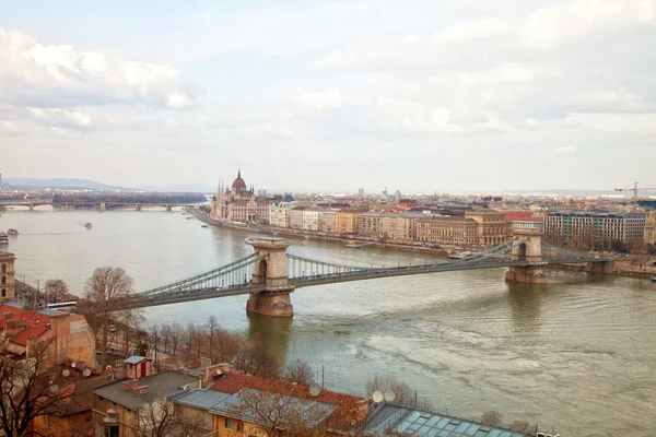 Budapeste com ponte de cadeia e parlamento — Fotografia de Stock