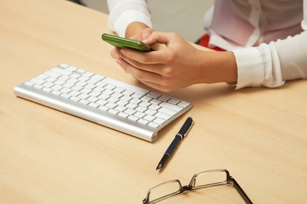 Kvinnor med mobiltelefon i office — Stockfoto