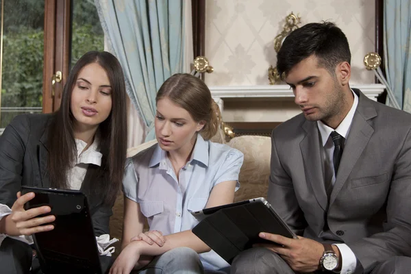 Jóvenes empresarios profesionales —  Fotos de Stock