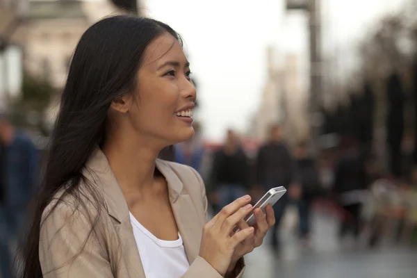 Young women using phone — Stock Photo, Image