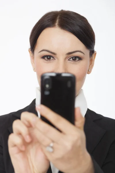 Affärskvinna med mobiltelefon — Stockfoto