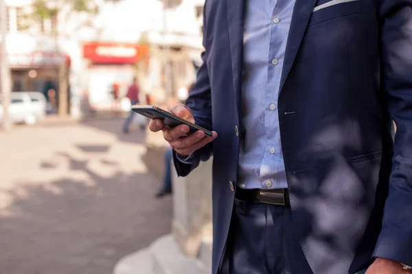 Hombre usando el teléfono inteligente — Foto de Stock