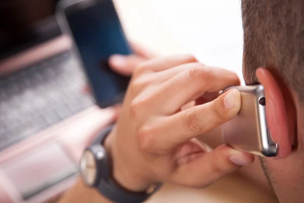 Uomo d'affari che parla per telefono — Foto Stock