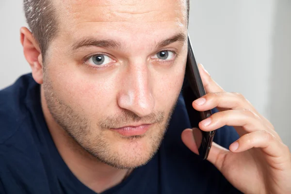 Män med en smart telefon — Stockfoto