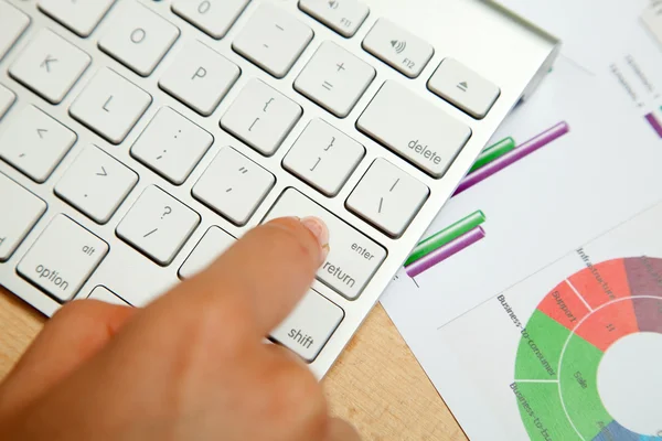 Keyboard and chart — Stock Photo, Image