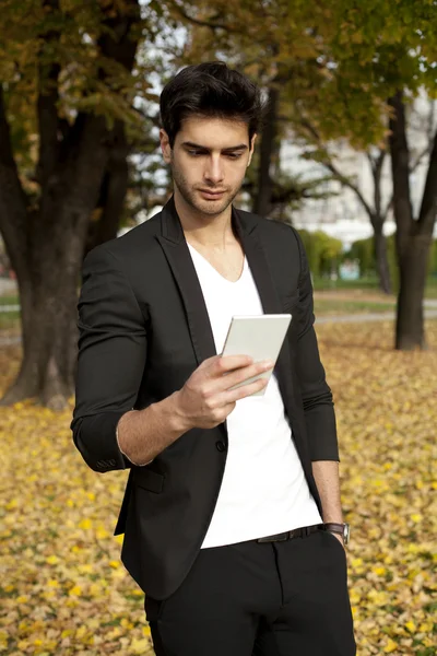 Businessman texting on mobilephone — Stock Photo, Image