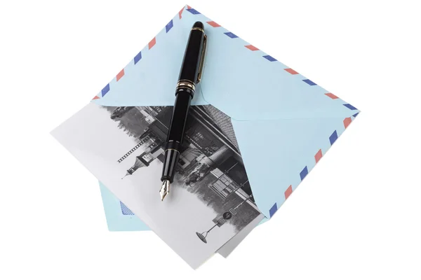 Vintage flygpost kuvert och fontän penna — Stockfoto