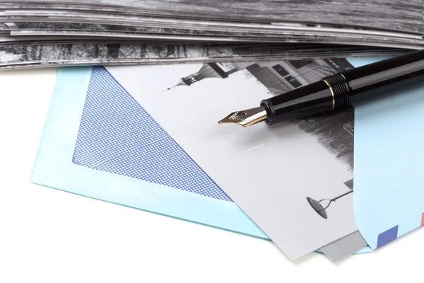 Vintage airmail envelope and fountain pen — Stock Photo, Image