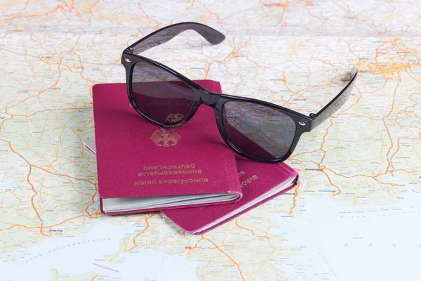 Passeports de voyage et lunettes de soleil allemands — Photo