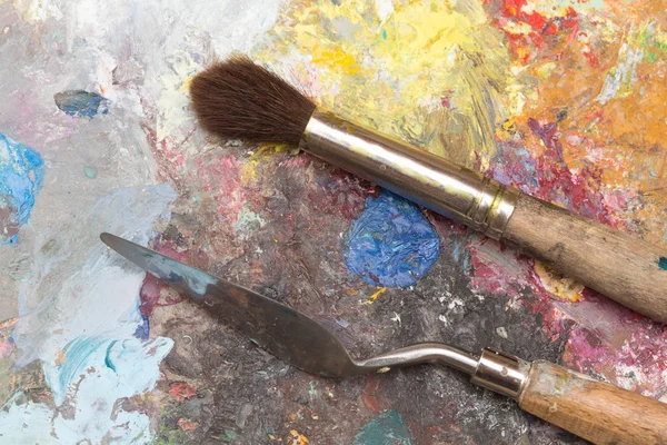 Boya Fırçası ve eski palet — Stok fotoğraf