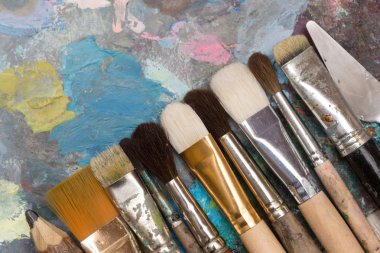 Boya fırçaları ve eski palet