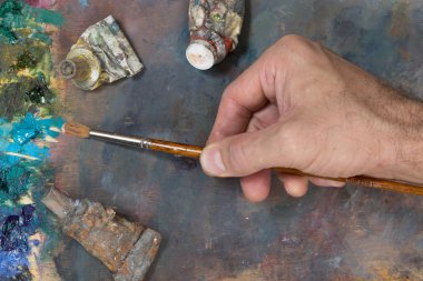 boya fırçası tutan erkek el