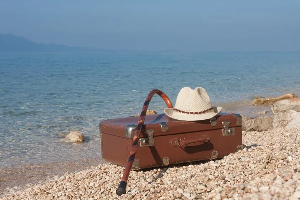 Mala de couro vintage na praia — Fotografia de Stock