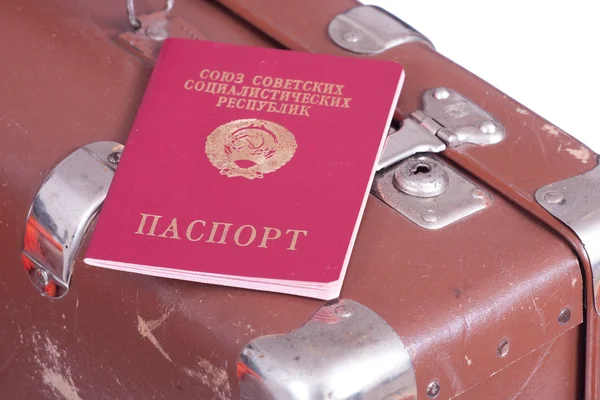 Passport egy régi bőrönd — Stock Fotó