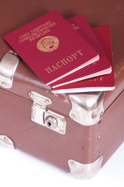 Eski bir bavul üzerinde Pasaportlar