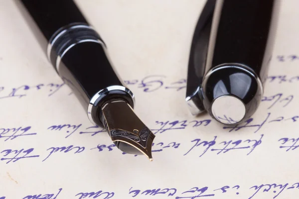 Old fountain pen and old manuscript — Stock Photo, Image