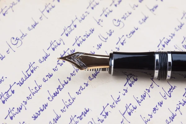 Vieux stylo plume et vieux manuscrit — Photo
