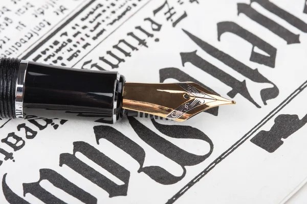 Tidningen och gamla fontän penna — Stockfoto