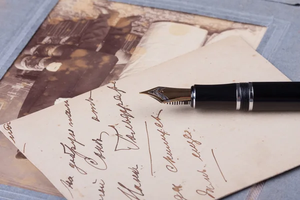 Old fountain pen and old Photo album — Stock Photo, Image