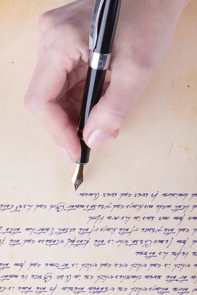 Χέρι που γράφει με το παλιό χειρόγραφο μάνδρα πηγών — Φωτογραφία Αρχείου
