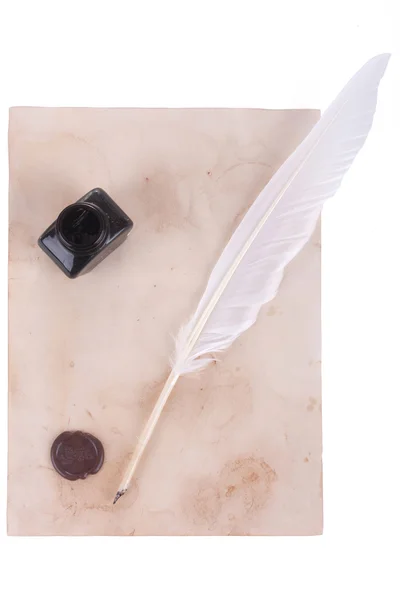 白色的羽毛笔和墨水瓶 — 图库照片