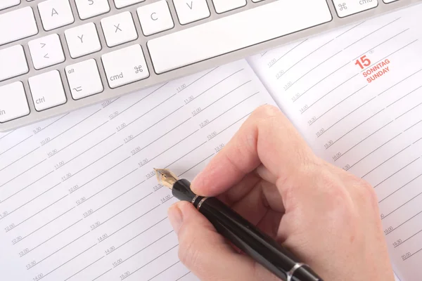 Vrouwelijke hand schrijven — Stockfoto