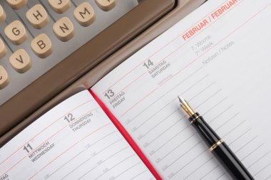 Eski dolma kalem ile eski yazarak makine