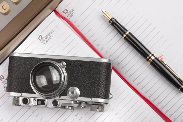 Máquina de escribir con cuaderno, pluma estilográfica y cámara fotográfica —  Fotos de Stock