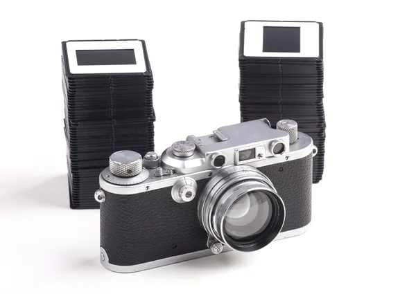 Eski analog kamera ve slaytlar yığını — Stok fotoğraf