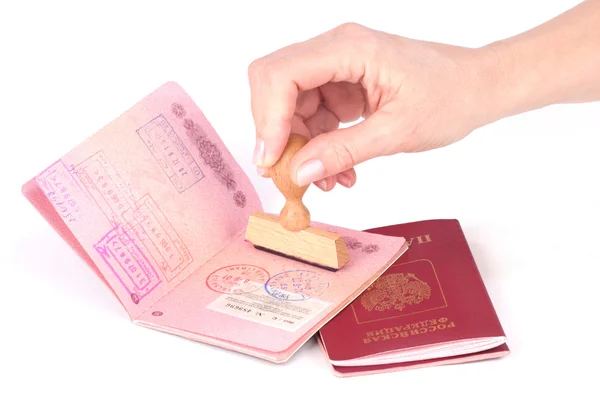 Mano femenina estampando un pasaporte de Rusia —  Fotos de Stock