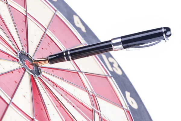 Pena air mancur di pusat target dartboard — Stok Foto