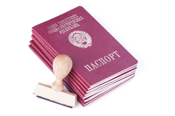 Una pila de pasaportes de la Unión Soviética y un sello para visados — Foto de Stock