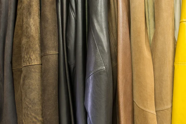 Hanging a lot of leather jackets — Stock Photo, Image