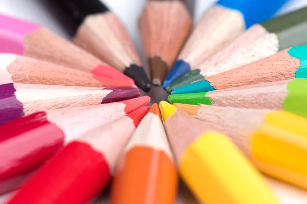 Bir daire içinde yığılmış renkli kalemler — Stok fotoğraf