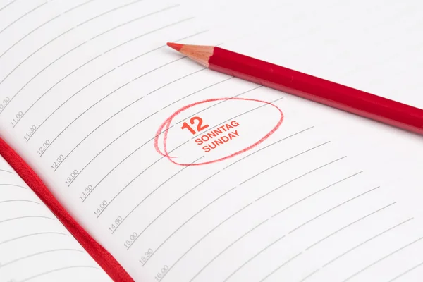 Κόκκινο μολύβι και σημειωματάριο — Φωτογραφία Αρχείου