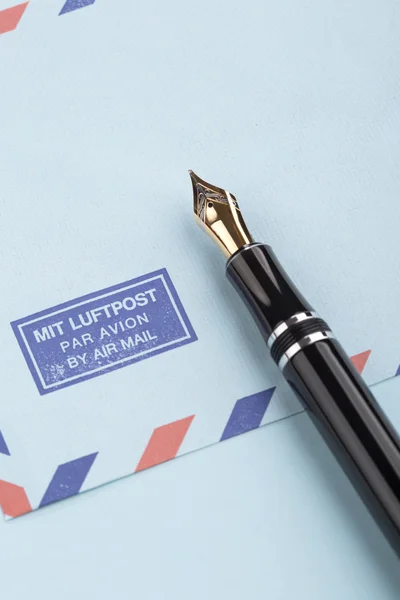 Enveloppe de courrier aérien vintage et stylo plume — Photo